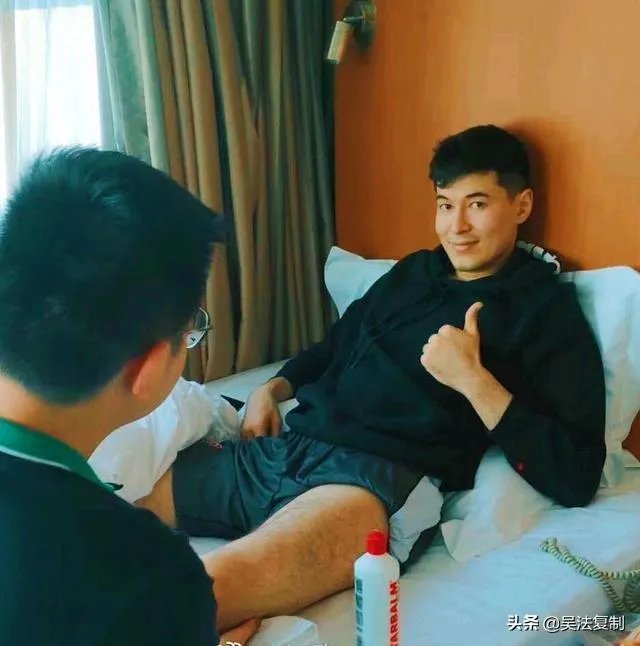 新疆vs青岛，周琦在防守时重摔倒地，躺在担架上紧急被救护车送往医院，他的伤势如何？