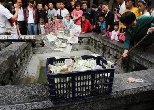 雷峰塔里游客丢出了钱山,游客为什么总喜欢在景区丢钱?