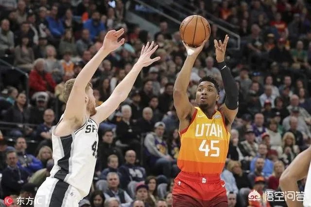 爵士125：105大胜马刺，送给对手四连败，德罗赞25分独木难支，你怎么看？
