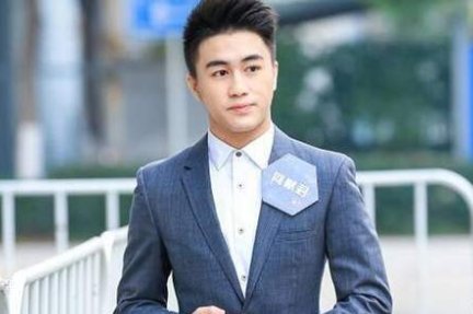 赌王刚死,何猷君的微博认证身份已改,这么急于修改个人身份说明了什么?