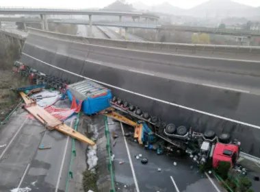 湖北一高速公路的桥面侧翻了,现场情况是怎样的?