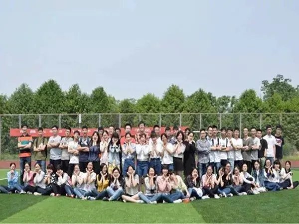 你怎么看待班长自费给全班买奶茶的暖心之举呢?