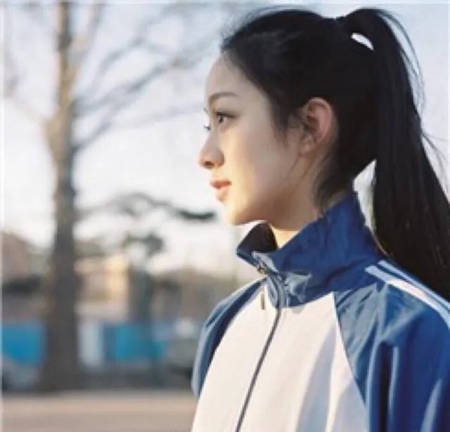 有没有绑马尾的美女照片做手机壁纸？