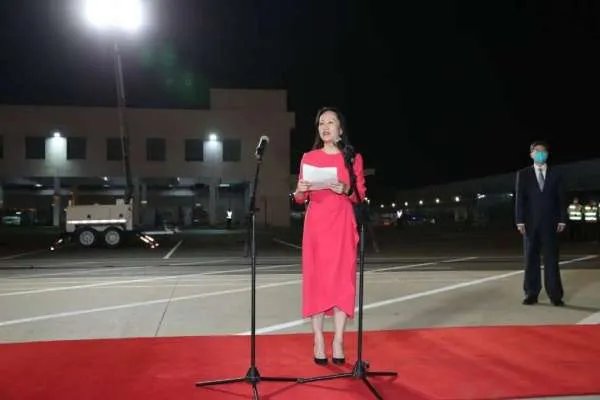 孟晚舟走出舱门的经典照片到底是怎么拍的?