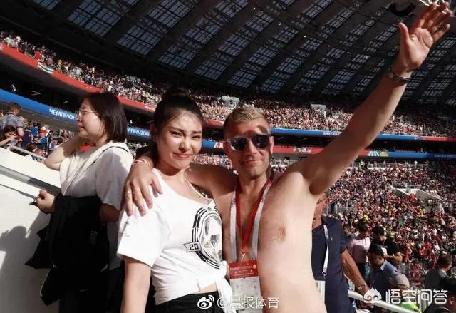 如何看待大嫂徐冬冬在俄罗斯世界杯看球，被丹麦球迷“生扑”？