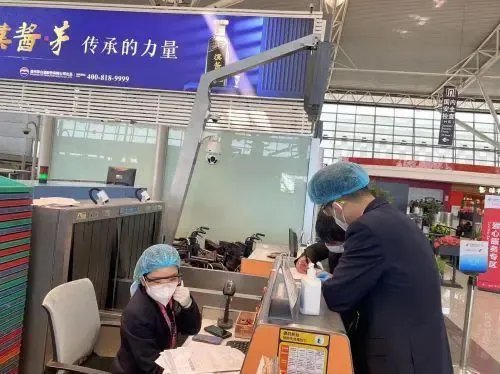 东航回应核酸过3分钟无法登机一事，具体是如何回应的？