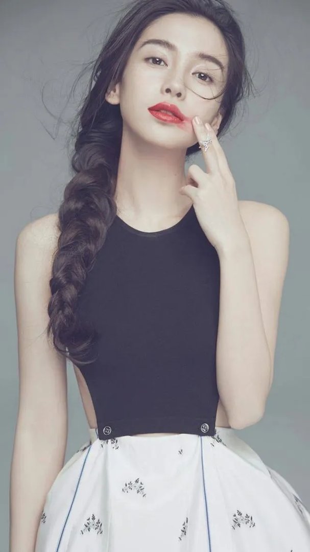 有没有绑马尾的美女照片做手机壁纸？