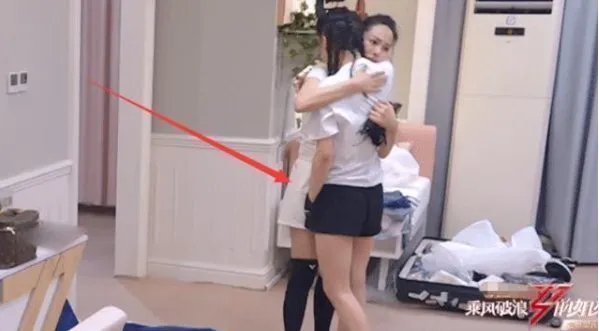 伊能静抱着黄圣依哭，有谁注意黄圣依的手放哪？忍不住笑出了声,你怎么看？