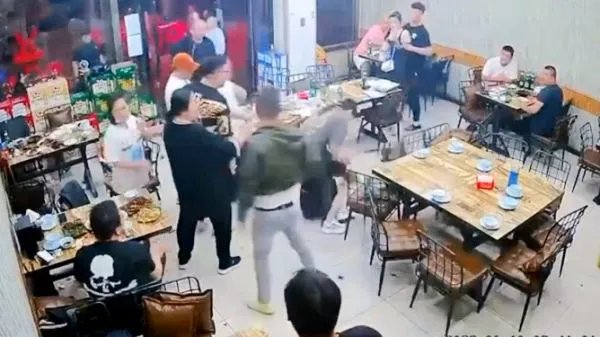 唐山烧烤店打人事件引发热议,大家对此有哪些看法吗?