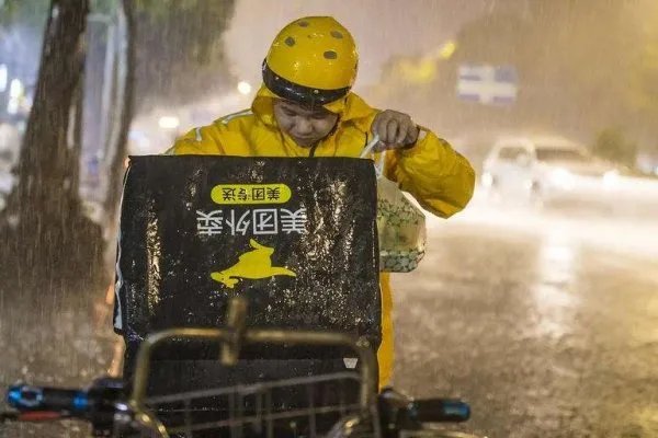 外卖小哥台风天送餐紧抱路边柱子，这种天气为什么还送？