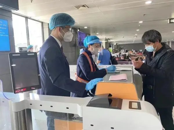 东航回应核酸过3分钟无法登机一事，具体是如何回应的？