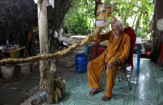 越南92岁大爷80年未剪头发 现场画面曝光竟是因为这个