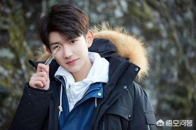 王源公共场合吸烟，注定会被其他两个小伙伴甩开吗？你们怎么看？