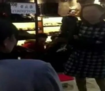 保洁员不小心弄脏女子的鞋,遭女子破口大骂并索赔50元,如何看待此事呢?