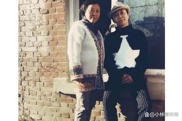 李玉刚回农村真接地气，穿白裤蹲地烧柴火灶，丝毫没明星包袱，你怎么看呢？