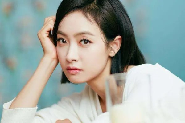 吴亦凡和宋茜被南京禄口机场意外喊话，两人同搭一个航班，这是准备公布恋情吗？