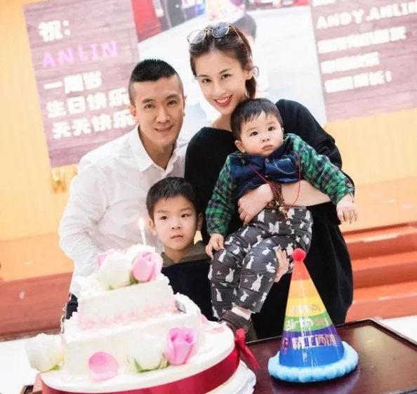 伊能静抱着黄圣依哭，有谁注意黄圣依的手放哪？忍不住笑出了声,你怎么看？