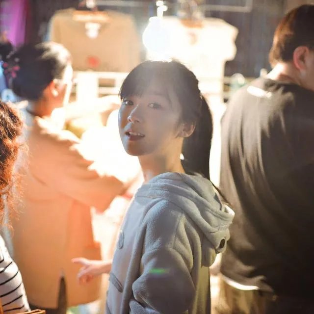 有没有绑马尾的美女照片做手机壁纸？