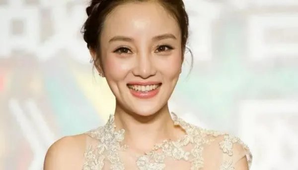 李小璐给女儿改姓做的对吗？