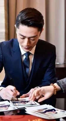 霍建华谢楠合影:求老干部此刻的心理阴影面积?