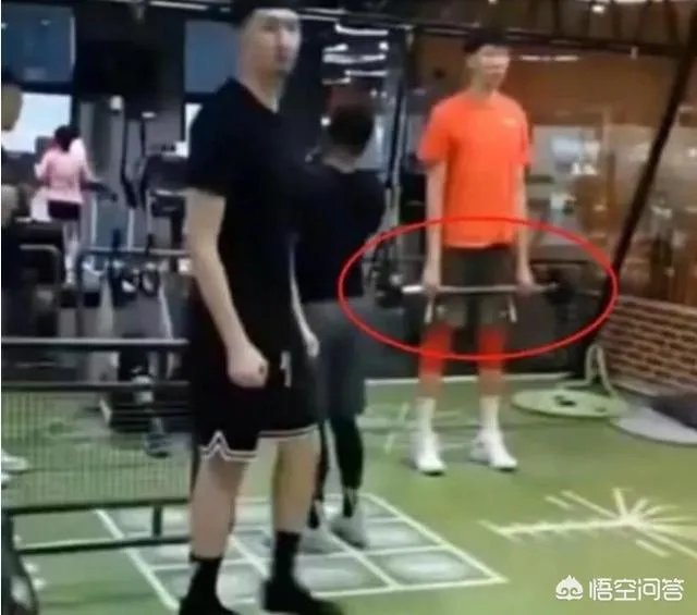 世界杯后周琦首次现身,健身房训练上肢力量,杠铃却像芦柴棒遭网友嘲讽,你怎么看?