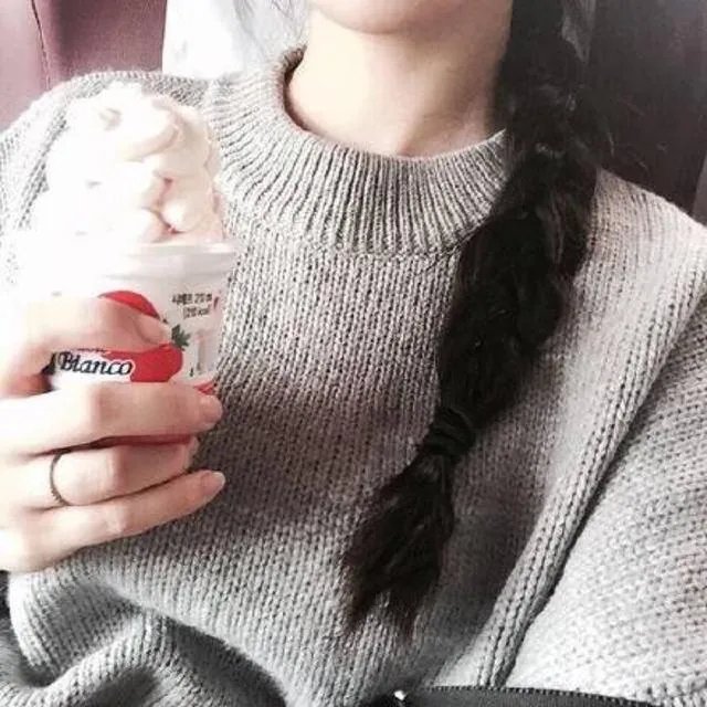 有没有绑马尾的美女照片做手机壁纸？