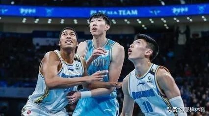 新疆vs青岛，周琦在防守时重摔倒地，躺在担架上紧急被救护车送往医院，他的伤势如何？