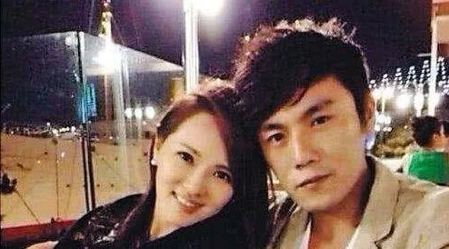 伊能静抱着黄圣依哭，有谁注意黄圣依的手放哪？忍不住笑出了声,你怎么看？