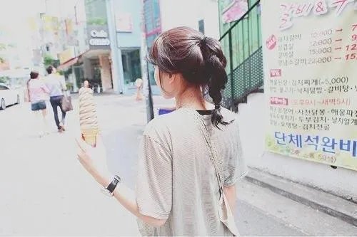 有没有绑马尾的美女照片做手机壁纸？