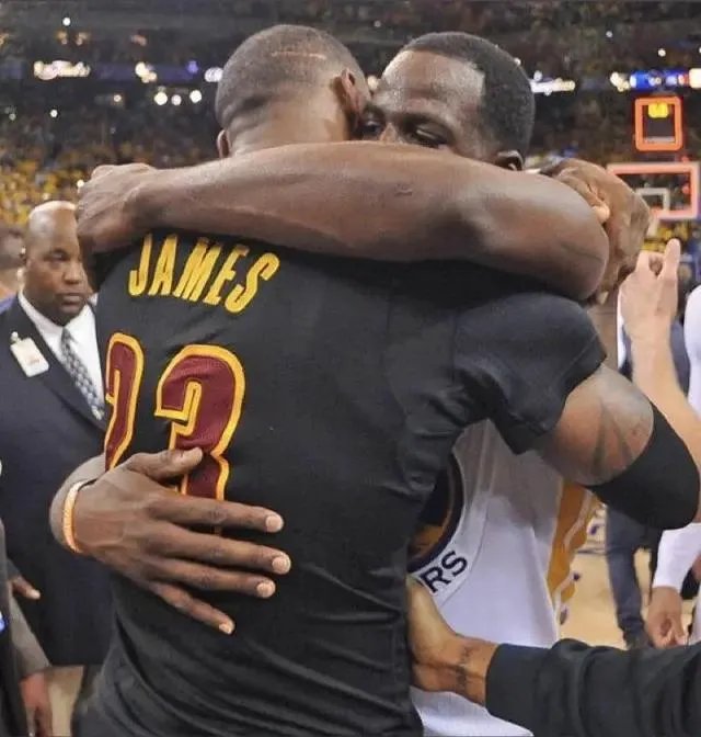 格林在场上插眼詹姆斯拳打哈登，为何在总决赛输球后，却主动和勒布朗拥抱？你怎么看？