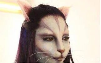 在非诚勿扰中，那个无人敢牵手的“猫脸”化妆师，素颜长成怎么样？