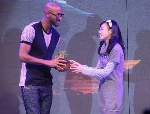 朱骏女儿首次曝光 代父赠阿内尔卡礼物