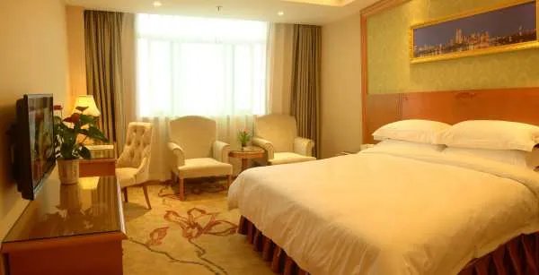 女孩酒店房间遭陌生男子闯入，女孩该如何保护自己？