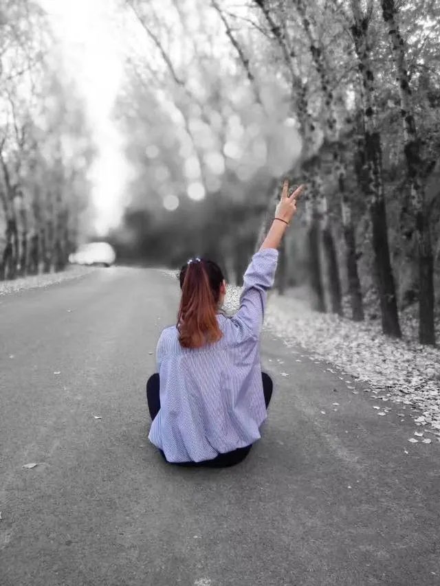 有没有绑马尾的美女照片做手机壁纸？