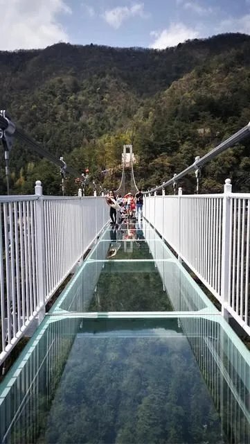 近日玻璃栈道面临“全国大封杀”，这到底是什么缘故？