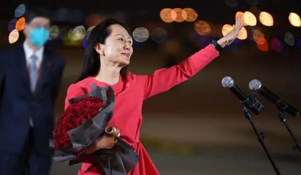 孟晚舟走出舱门的经典照片到底是怎么拍的?