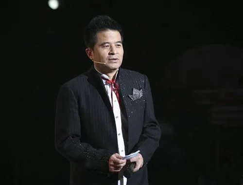央视主持人毕福剑现在去哪了 因不雅言论视频曝光而被辞退