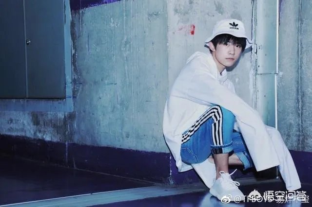 王源公共场合吸烟,注定会被其他两个小伙伴甩开吗?你们怎么看?