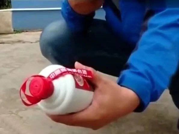 拿“假茅台”调包真酒，被服务员抓现行，做生意怎样防无孔不入的骗子？