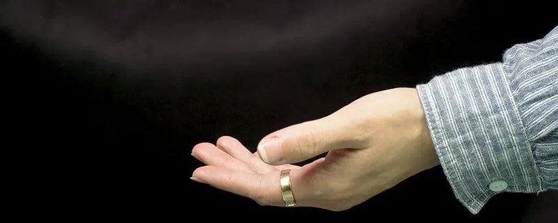 食指戴戒指什么意思