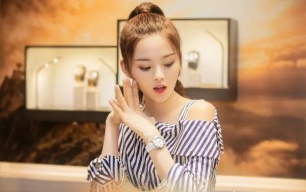 杨超越被曝随地吐痰，她为何那么没公德心？