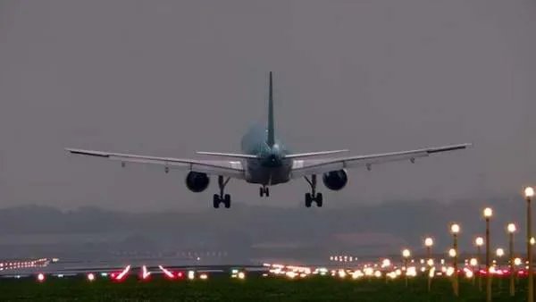 印度波音737降落时突发了故障,致17人重伤,事故原因可能是什么?