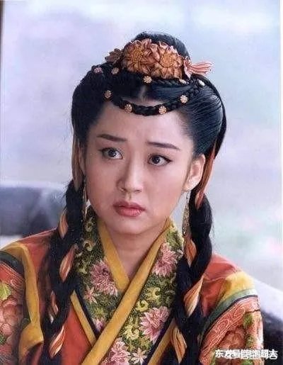 吕颂贤版的《笑傲江湖》里，有人说感觉梁佩玲扮演的任盈盈是最不符合原著的，你怎么看？