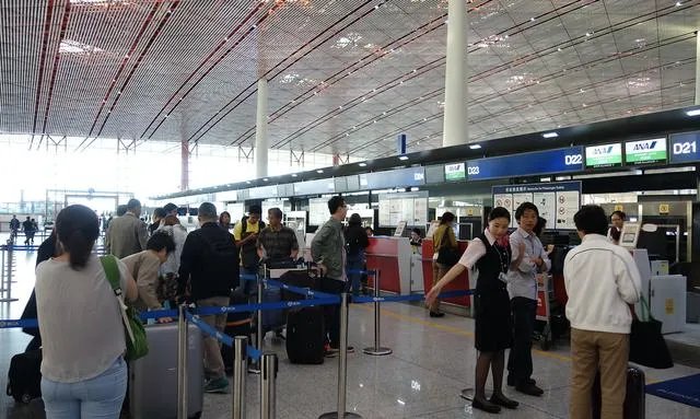 三个家长掩护孩子坐飞机逃票，为什么全机乘客需要重新安检呢？