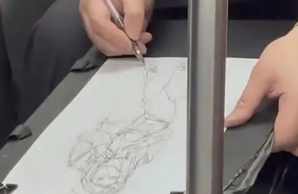 坐地铁时，女生意外收获老爷爷的速写，收到礼物后女孩作何反应？