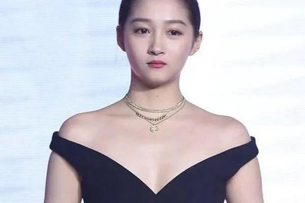 关晓彤想撕掉大壮标签 三个头还要多的肩宽