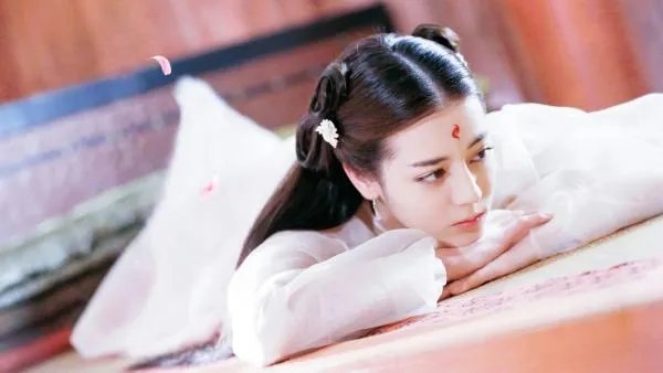 迪丽热巴穿“JK裙”拍大片,女团造型活力十足,她的哪套造型最惊艳?