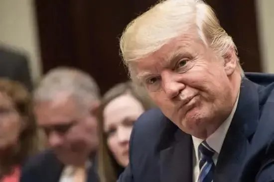 为什么美国那么多人确诊了,但是特朗普周围一直没事?