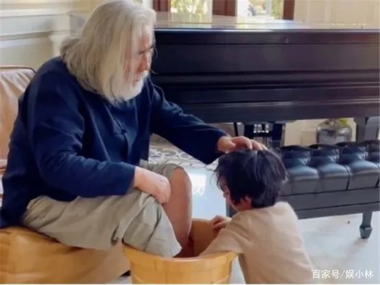 张纪中晒儿子给自己洗脚视频,混血模样会说中文,为啥看不出爸爸基因呢?