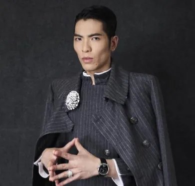 萧敬腾工作室发文辟谣称萧敬腾不在武汉，他的雨神人设要崩了吗？